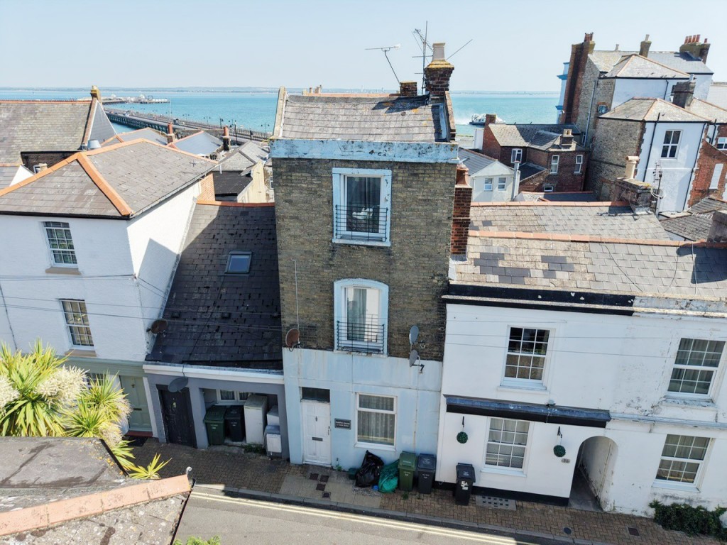 Lot: 143 - SPLIT-LEVEL FLAT FOR INVESTMENT OR OCCUPATION - The Front of the Building